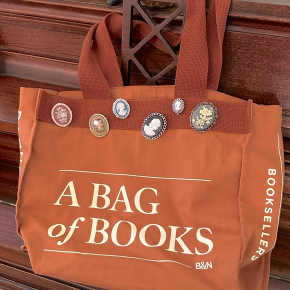 Vintage Avon Floral Cameo Brooch/Pin Victorian Style Flower Bouquet w/Bow Coral - Picture 13 of 13